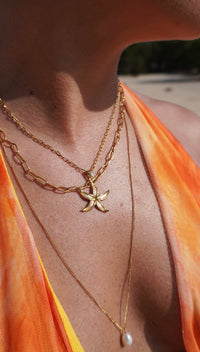 Shelly White collier