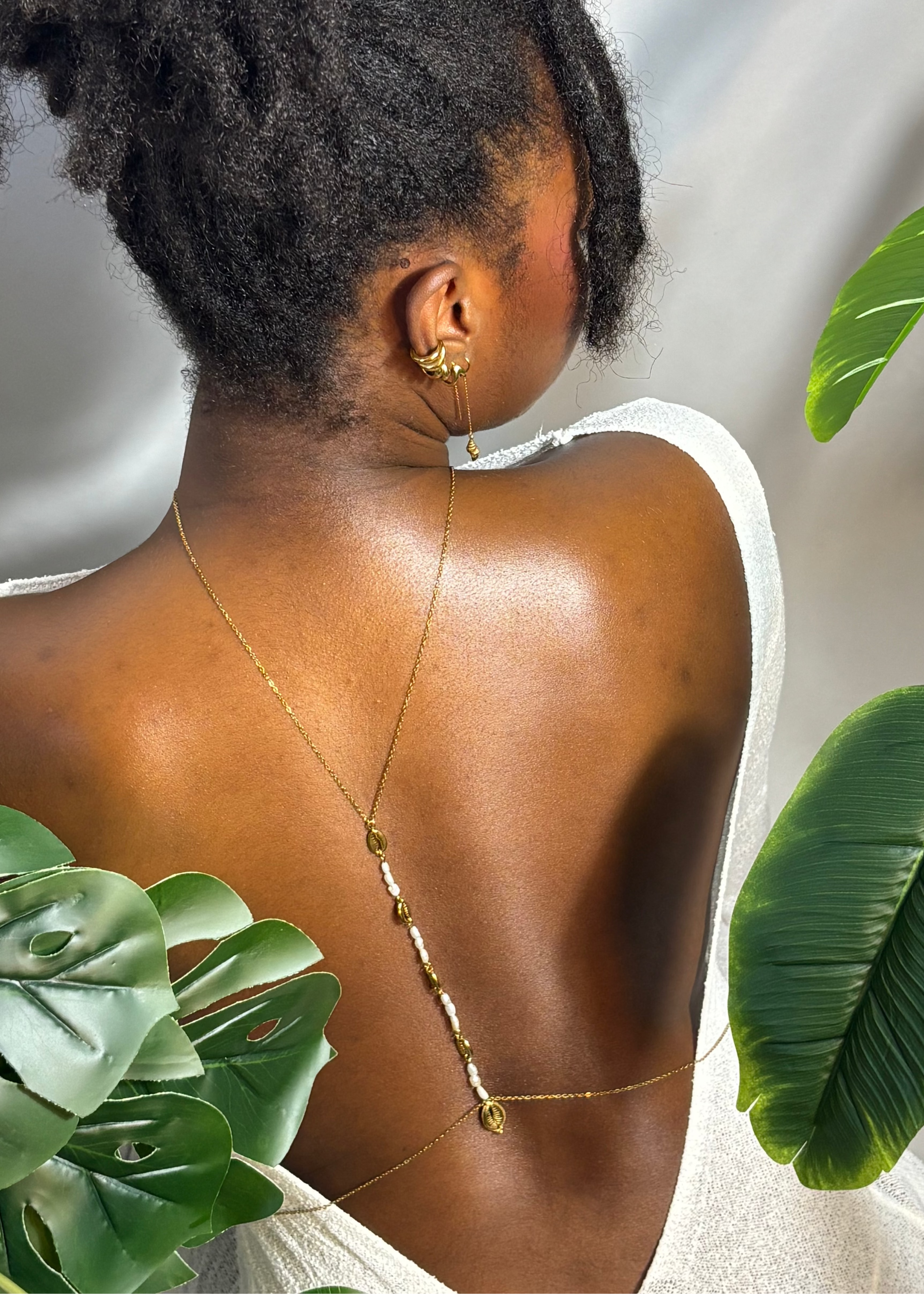 Anaé chaîne de dos 2 en 1 collier cauris et perle d'eau douce