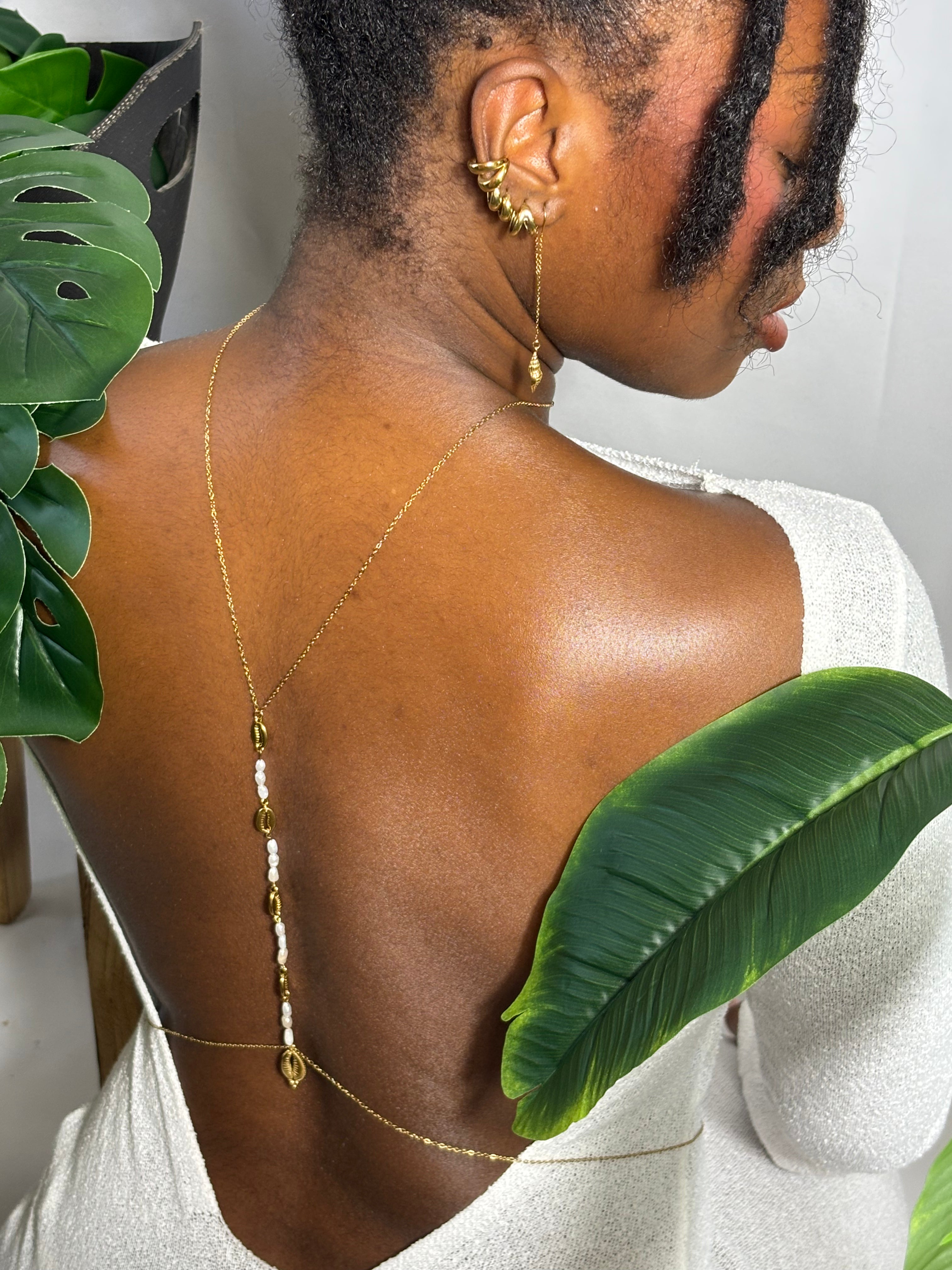 Anaé chaîne de dos 2 en 1 collier cauris et perle d'eau douce