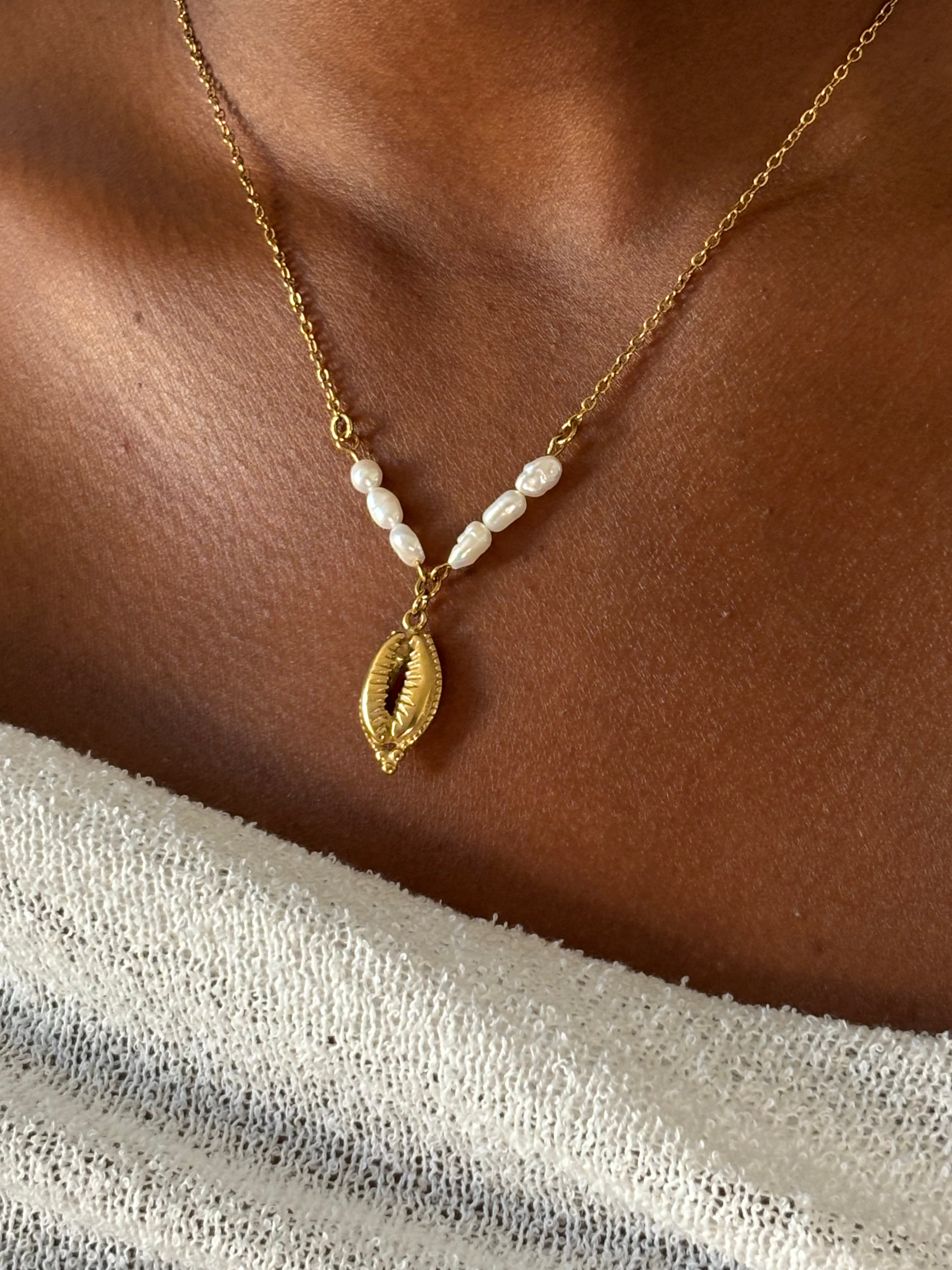 Anaé chaîne de dos 2 en 1 collier cauris et perle d'eau douce