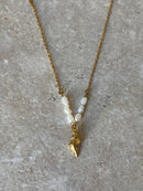 Kaya collier corne de lambi et perle d'eau douce
