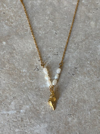 Kaya collier corne de lambi et perle d'eau douce