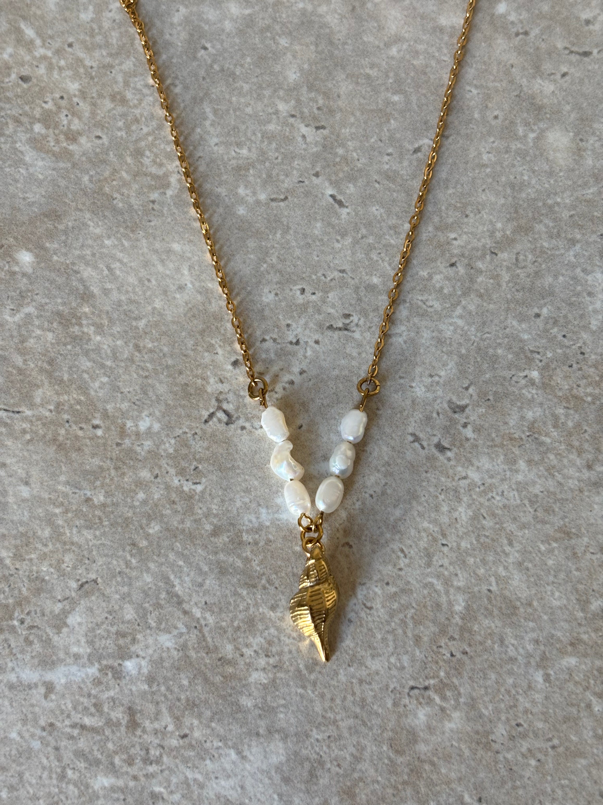 Kaya collier corne de lambi et perle d'eau douce