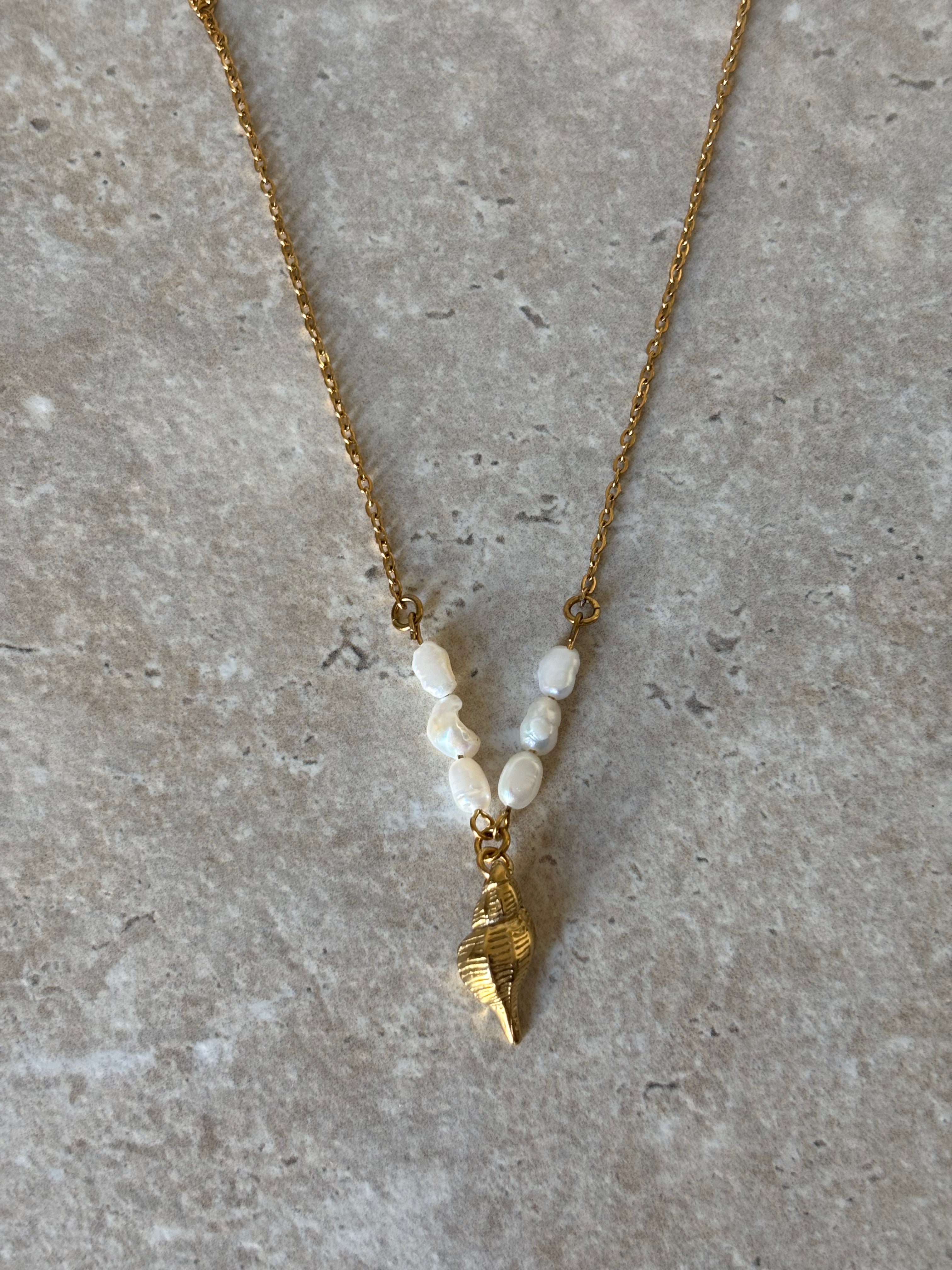 Kaya collier corne de lambi et perle d'eau douce